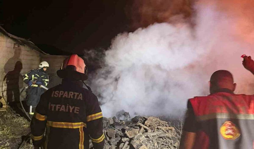 Mangal ateşinden çıkan kıvılcım otluk alana sıçradı
