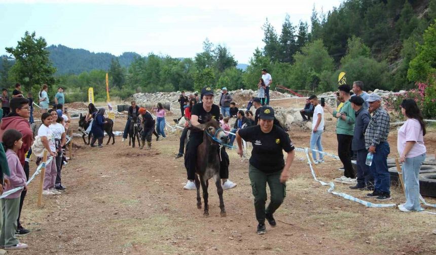 Motokros yarışında motosikletle birinci, diğer yarışmada eşekle sonuncu oldu
