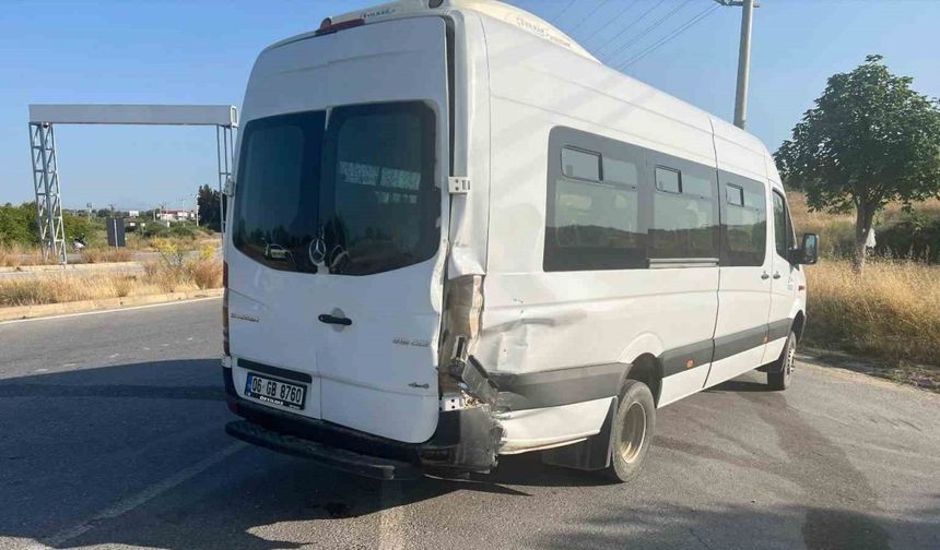Motosiklet minibüse çarptı, sürücü ağır yaralandı