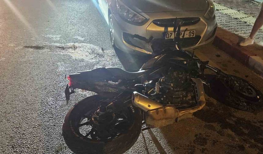Park halindeki otomobile çarpan motosiklet sürücüsü yaralandı