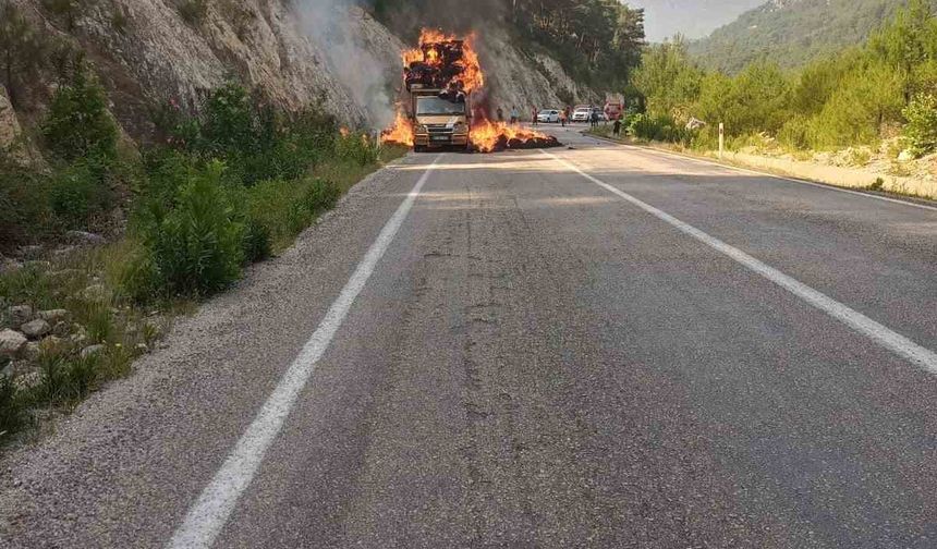 Saman yüklü araç alev alev yandı