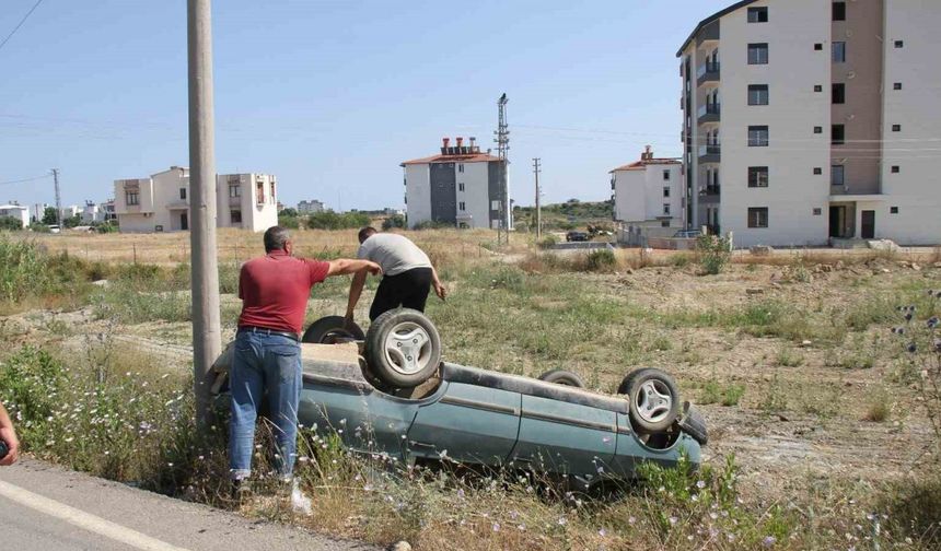 Serik’te otomobil şarampole yuvarlandı, sürücü ve 13 yaşındaki çocuğu yaralandı