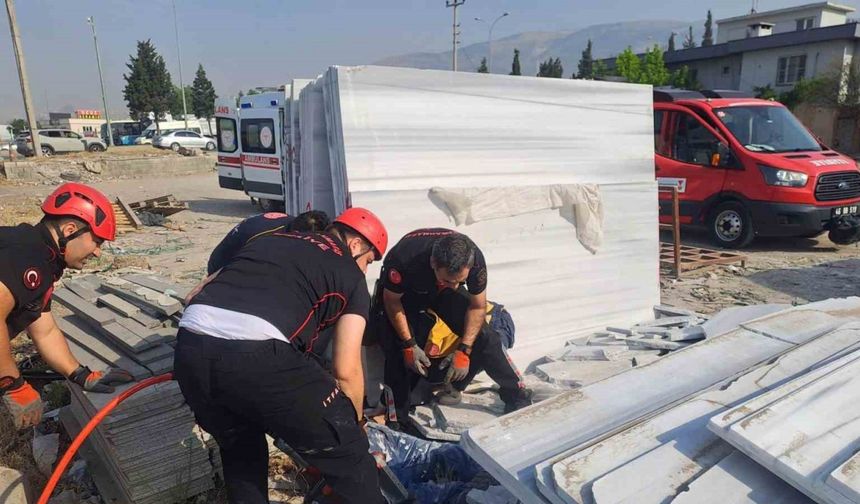 Üzerlerine mermer devrilen işçilerden biri hayatını kaybetti