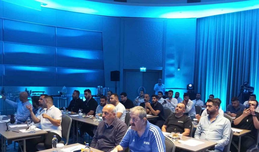 Adana Demirsporlu taraftarlardan "Yaşasın Demirspor" kampanyası