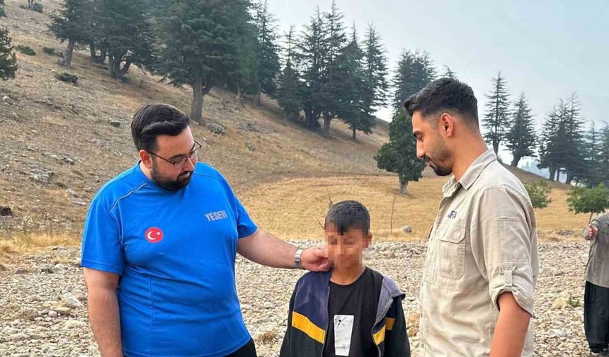 Adana’da kayıp olarak aranan çocuk komşusunun damında uyurken bulundu