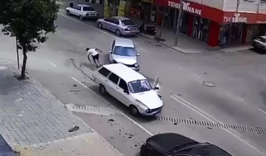 Adana’da sürücü kaza sırasında açılan kapıdan inip koşarak uzaklaştı