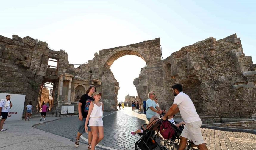 Antalya tüm zamanların günlük turist rekorunu kırdı