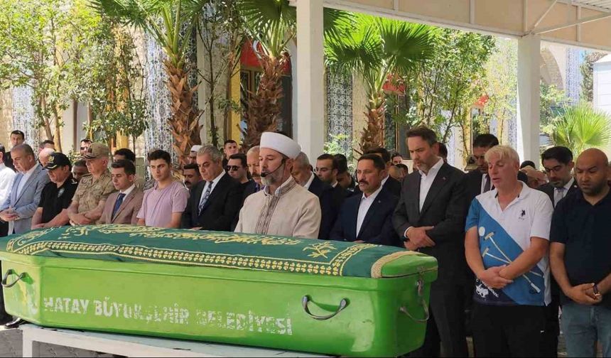 Bakan Bayraktar teyzesini son yolculuğuna uğurladı