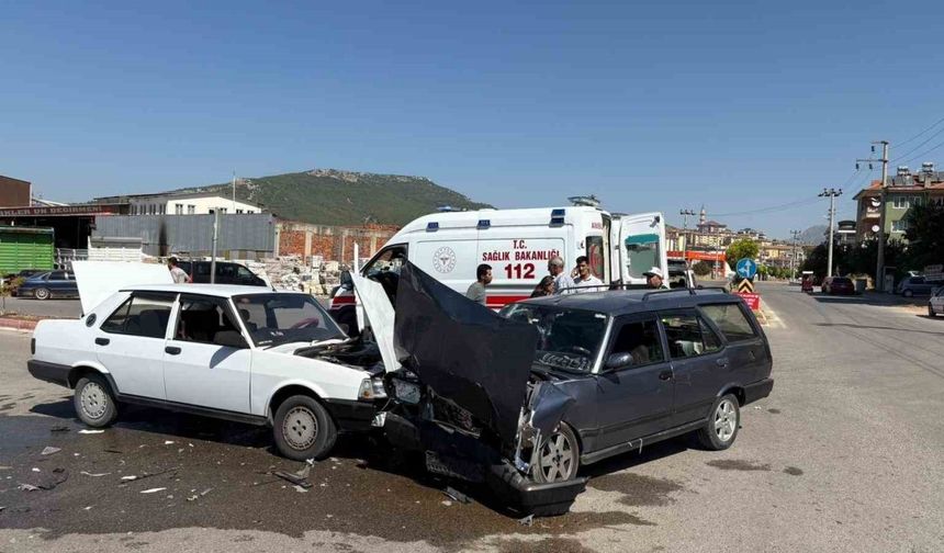 Bucak’ta Tofaş otomobiller çarpıştı: 5 yaralı