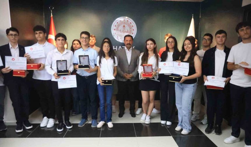 Hatay’da LGS ve YKS’de başarı elde eden öğrenciler depremzede vatandaşları gururlandırdılar