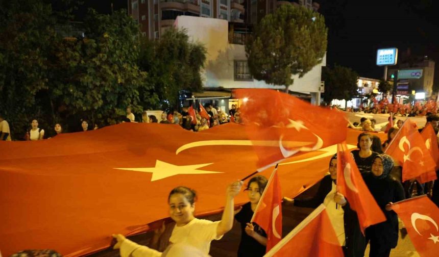 Kozanlılar Türk bayraklarıyla şehitleri andı