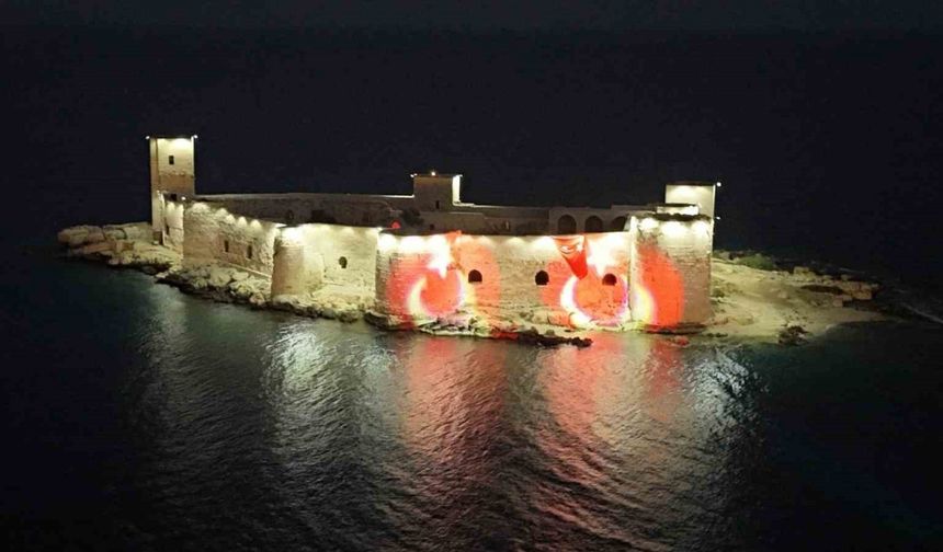 Mersin’in simgesi Kızkalesi ’Ay Yıldızla’ aydınlandı