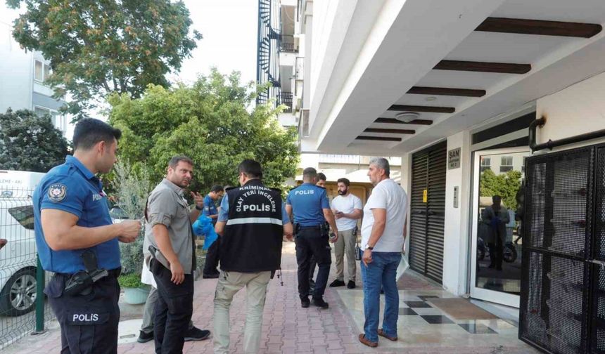Yaşadığı dairede boğazı kesilmiş olarak bulundu