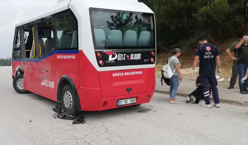Düzce’de kamyon ile minibüs çarpıştı: 7 yaralı