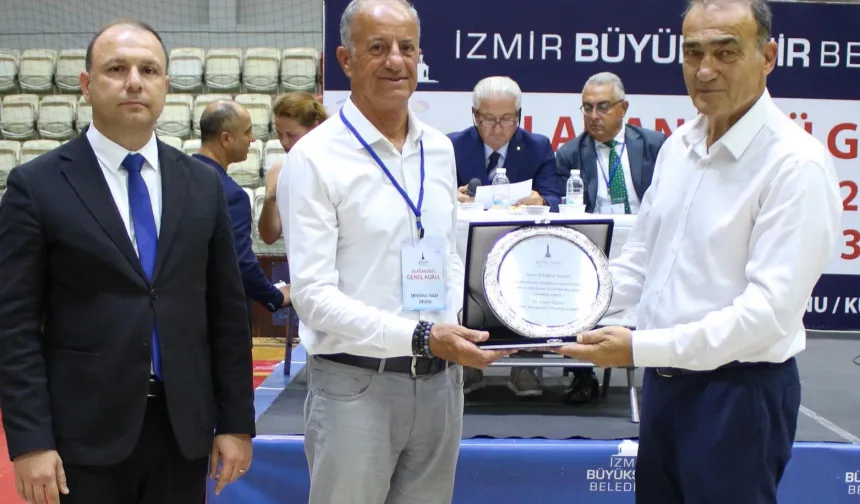 İzmir Büyükşehir Spor Kulübü’nde bayrak değişimi