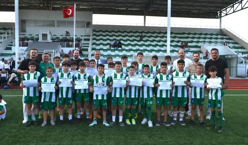 İznikspor Yaz Futbol Okulu’nda sertifika heyecanı