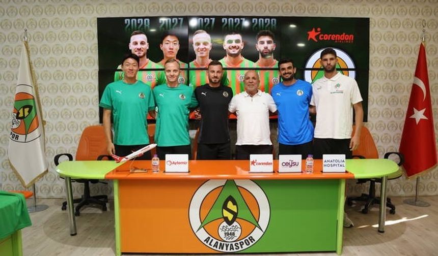 Alanyaspor, sözleşmesini uzattığı oyuncular için imza töreni düzenledi