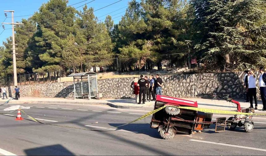 Aniden yola çıkan tarım aracına otomobil çarptı, yola düşen sürücü başka bir aracın altında can verdi
