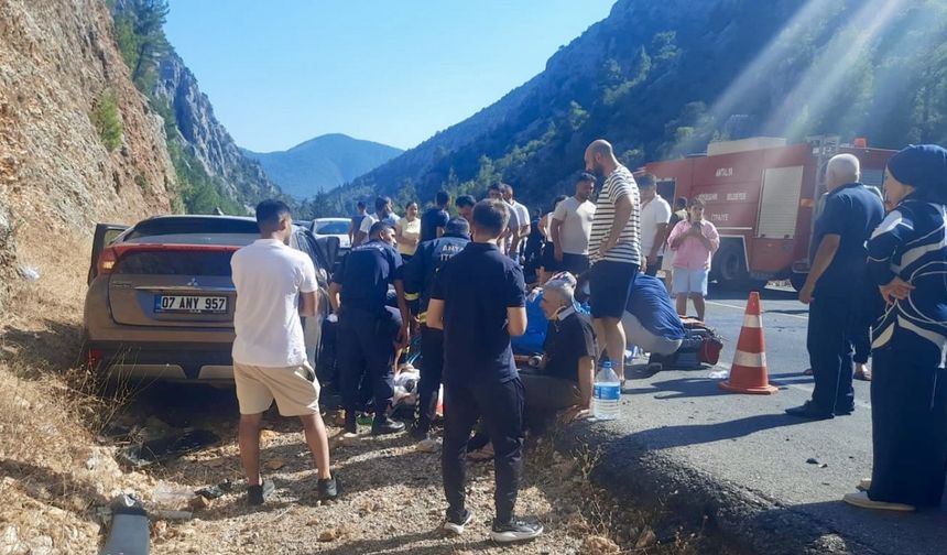 Antalya’da otomobil çekici ile çarpıştı: 5 yaralı