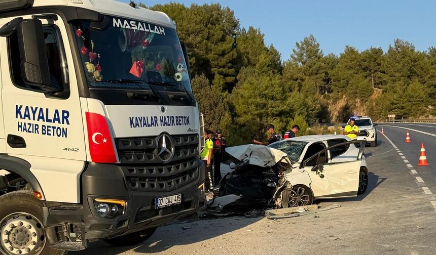 Antalya’da otomobil ile beton mikseri çarpıştı: 1 ölü, 2 yaralı