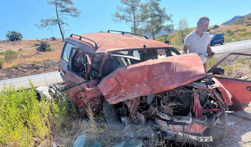 Antalya’da otomobiller kafa kafaya çarpıştı: 1’i ağır 6 yaralı