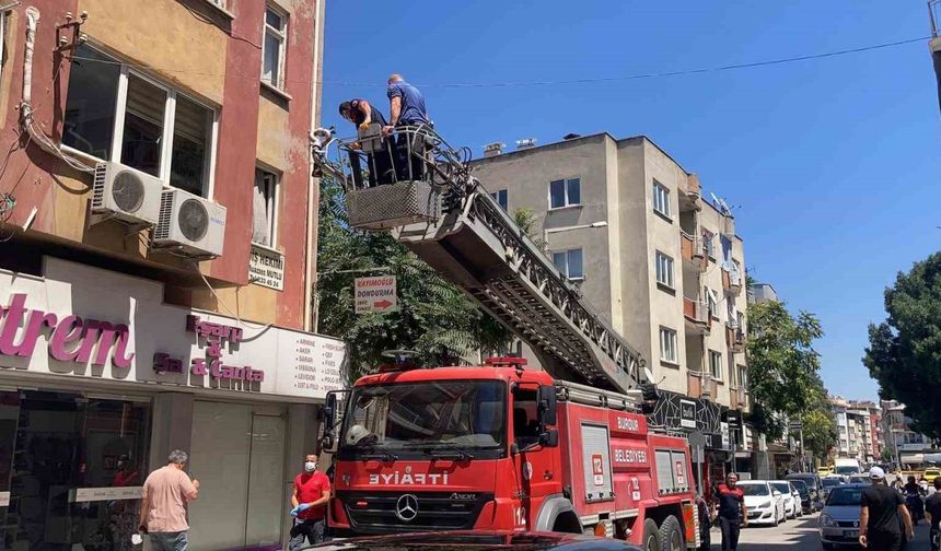 Apartmandan gelen kötü koku ekipleri harekete geçirdi