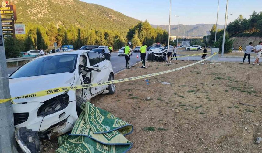 Burdur-Antalya karayolunda otomobiller çarpıştı, 1’i ağır 2 yaralı