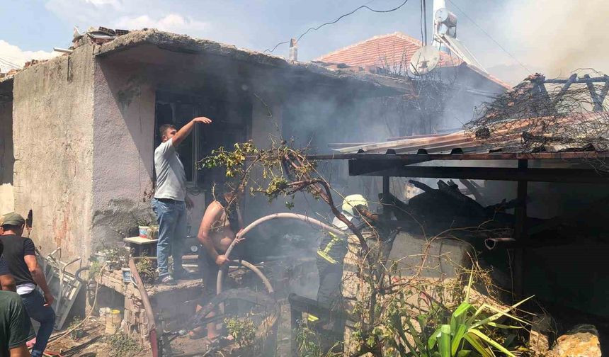 Burdur’da ahırda çıkan yangın eve sıçradı: 6 kişi dumandan etkilendi