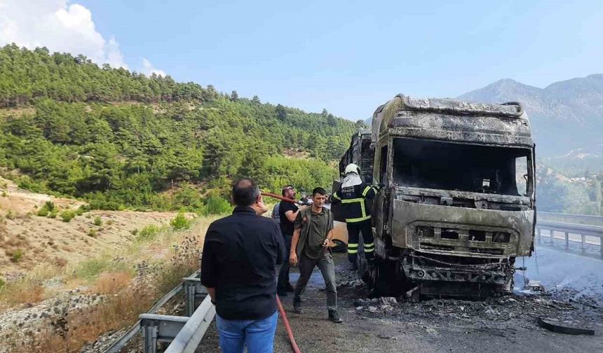 Burdur’da seyir halindeyken alev alan tır küle döndü