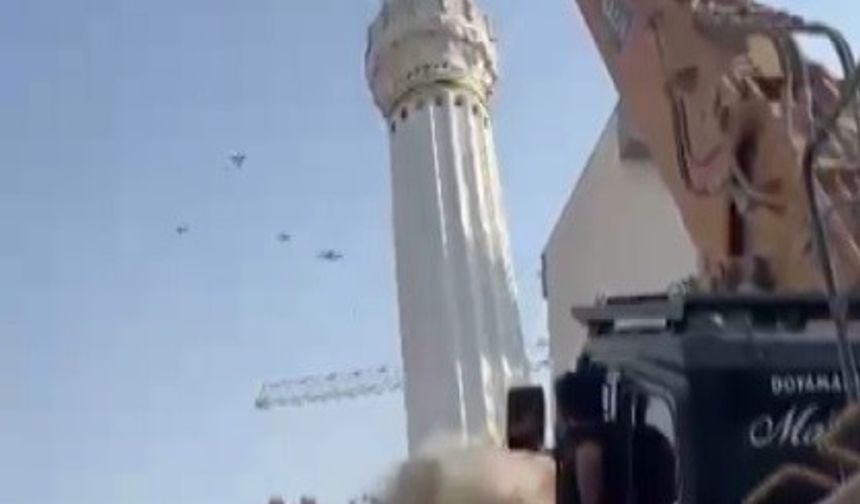 Depremde ağır hasar alan minarenin yerle bir olduğu anlar kameraya yansıdı