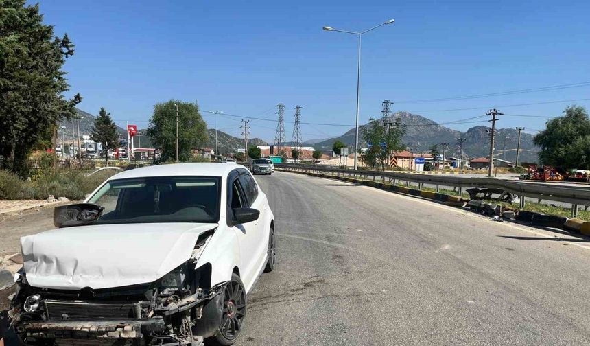 Eğirdir’de virajı alamayan otomobil bariyerlere çarptı: 3 yaralı