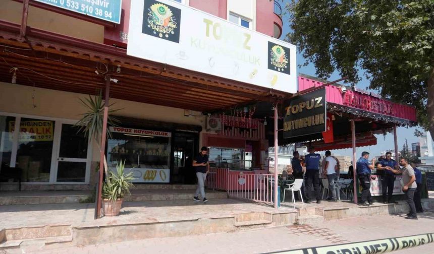 Elinde bıçakla girdiği kuyumcudan 18 adet bileziği alarak kaçtı