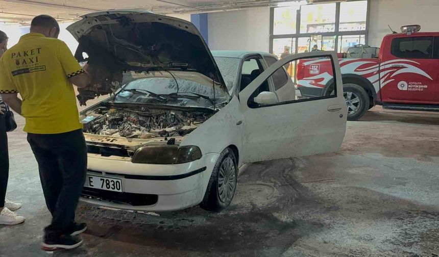 Gazipaşa’da AVM otoparkında otomobil yangını