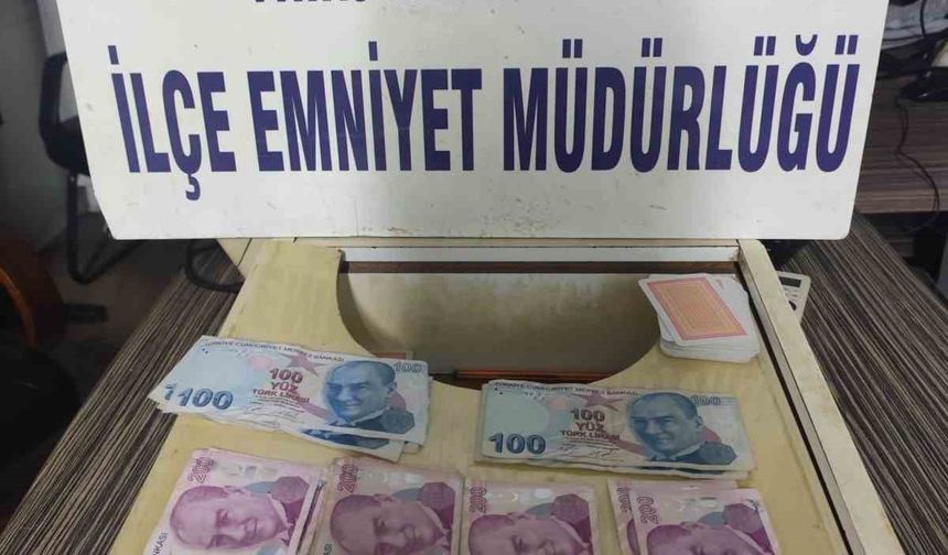 Hatay’da kumar baskını: Para, iskambil kâğıdı ve oyun makinesi ele geçirildi