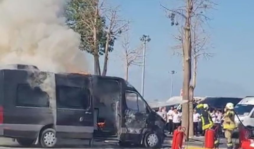 Havalimanında park halindeki minibüs alevlere teslim oldu