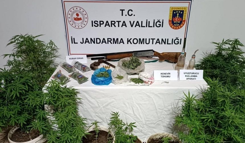 Isparta’da bir eve düzenlenen operasyonda esrar ve kenevir ele geçirildi