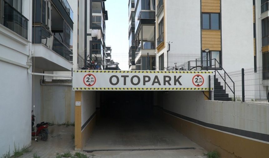 Isparta’da sitenin otoparkındaki araçlara zarar veren kişi güvenlik kamerasında