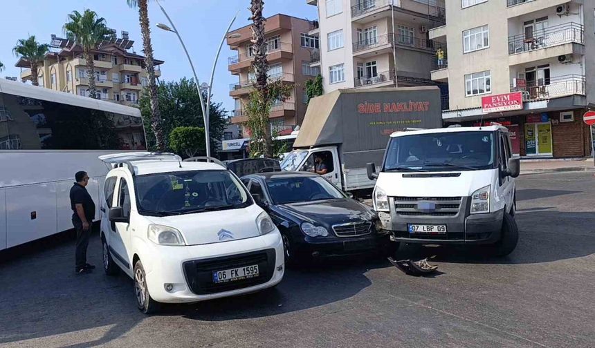 Kamyonet ile otomobil çarpıştı: 1 yaralı