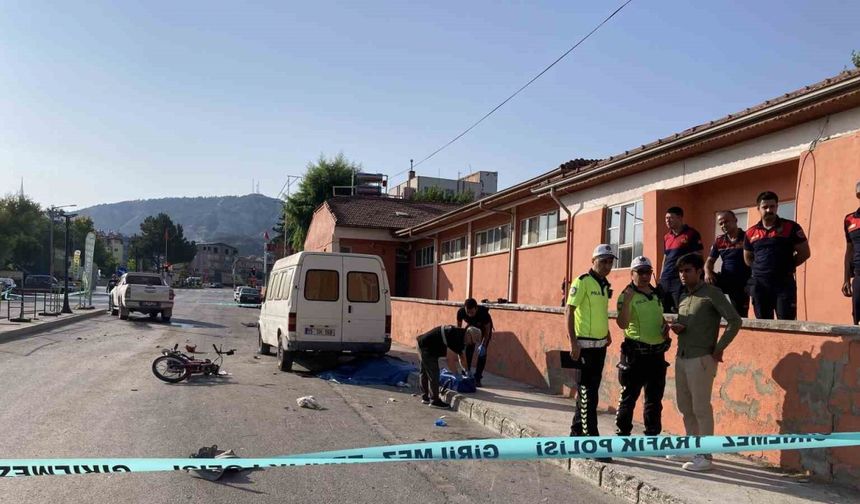 Kamyonet motosiklet ile çarpıştı, 2 aylık evli çiftin mutluluğu kazada son buldu