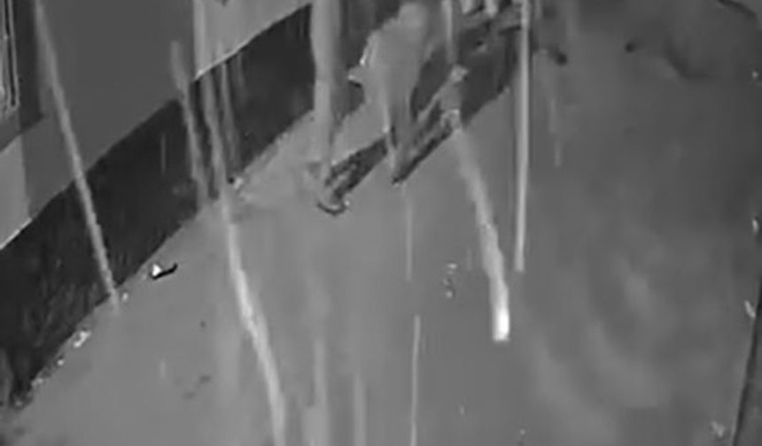 Kar maskeli şüpheliler eve ateş açıp o anları kaydetti