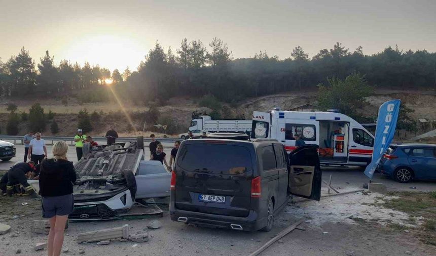 Midibüs ile çarpışan otomobil takla attı: 6 yaralı