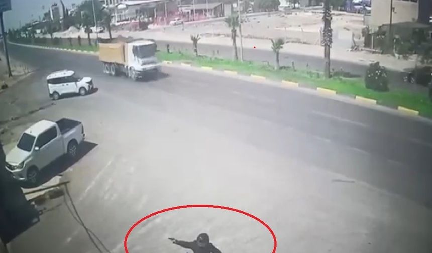 Motosikletli saldırgan iş yerine kurşun yağdırıp kaçtı: O anlar kamerada