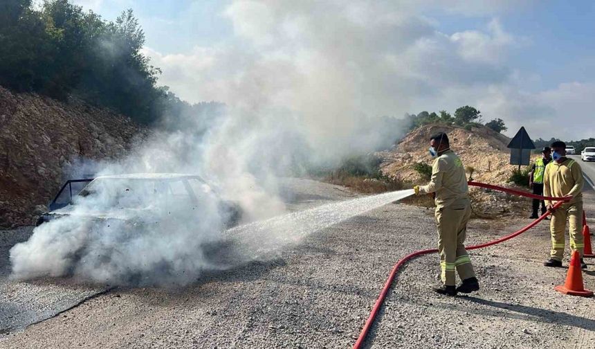 Otomobil alev alev yandı, orman ekipleri söndürdü