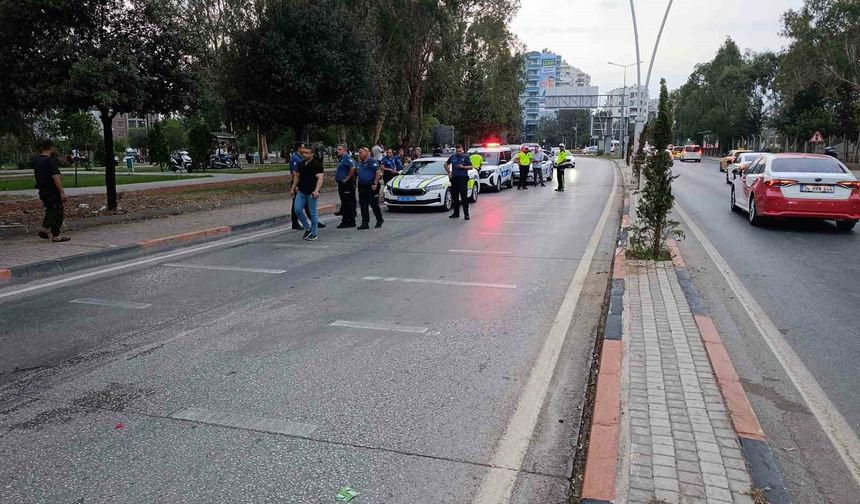 Refüje ve direğe çarpan motosikletli hayatını kaybetti