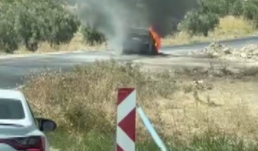 Seyir halindeki otomobil alev alev yanarak kullanılamaz hale geldi