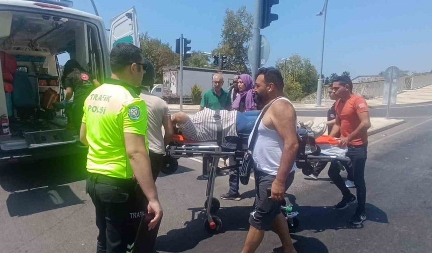 Siren sesini duyan kızlar acılarını unutup kaza yerinden hızla uzaklaştı