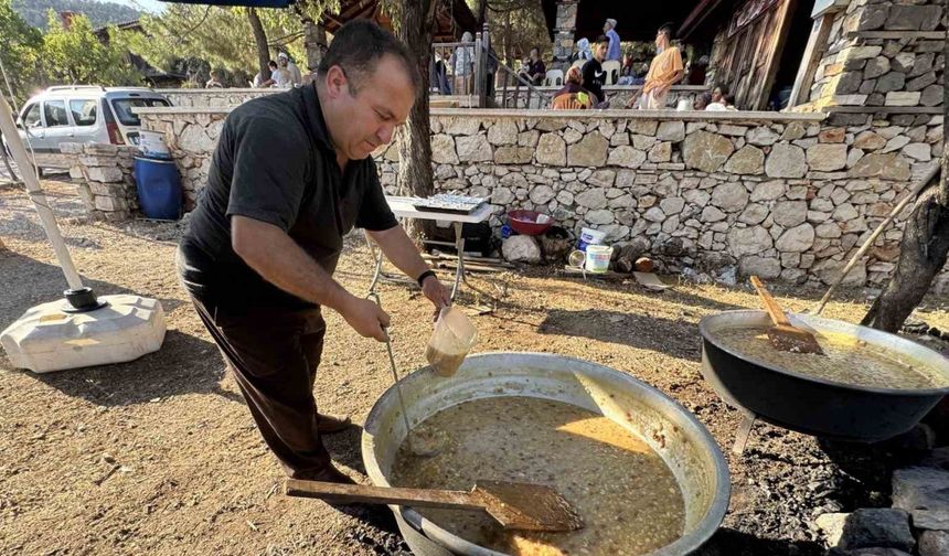 Tarihi Sarıhacılar’da bin kişilik aşure ikramı