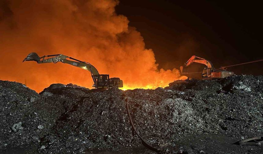 Adana’da geri dönüşüm fabrikasındaki yangın kontrol altına alındı