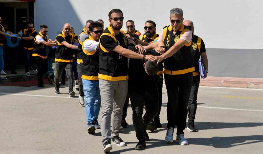 Adana’da haraç isteyen çeteye operasyon: 12 silah ile 54 bin hap ele geçirildi
