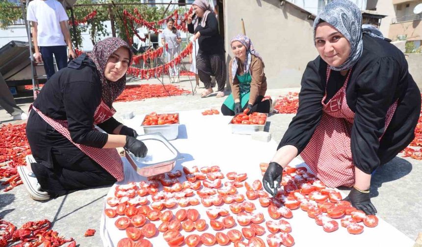 Afetzede kadınların kuruttuğu domatesler, kış aylarında sofraları süslüyor